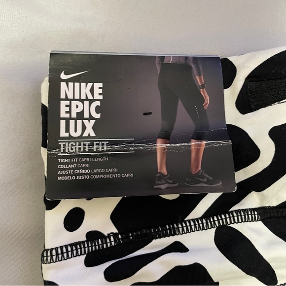 NWT Woman’s NIKE TIGHT FIT Capri Running Leggings XS Black & White Athletic Wear - Picture 8 of 14